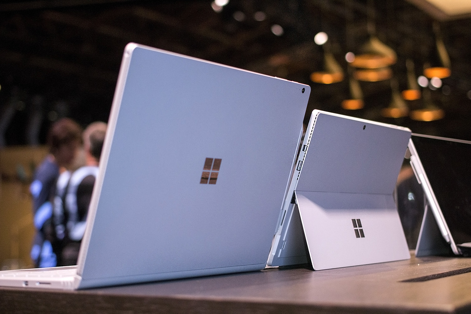 微软爽翻了!新MBP表现糟糕助Surface创销售记录